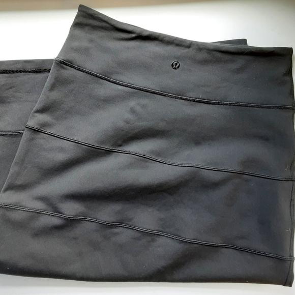 Lululemon "Tiered Pencil" skirt, Black, Size 6 - Picture 2 of 7